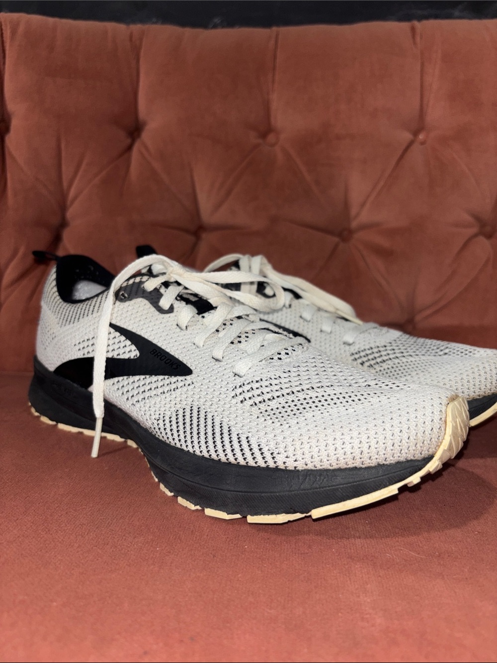Brooks sneake revel 5 white black athletic walking shoe comfortable women’s 9.5